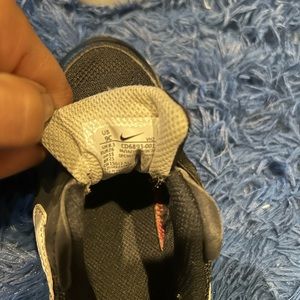 Nike black and white tennis shoes Air max